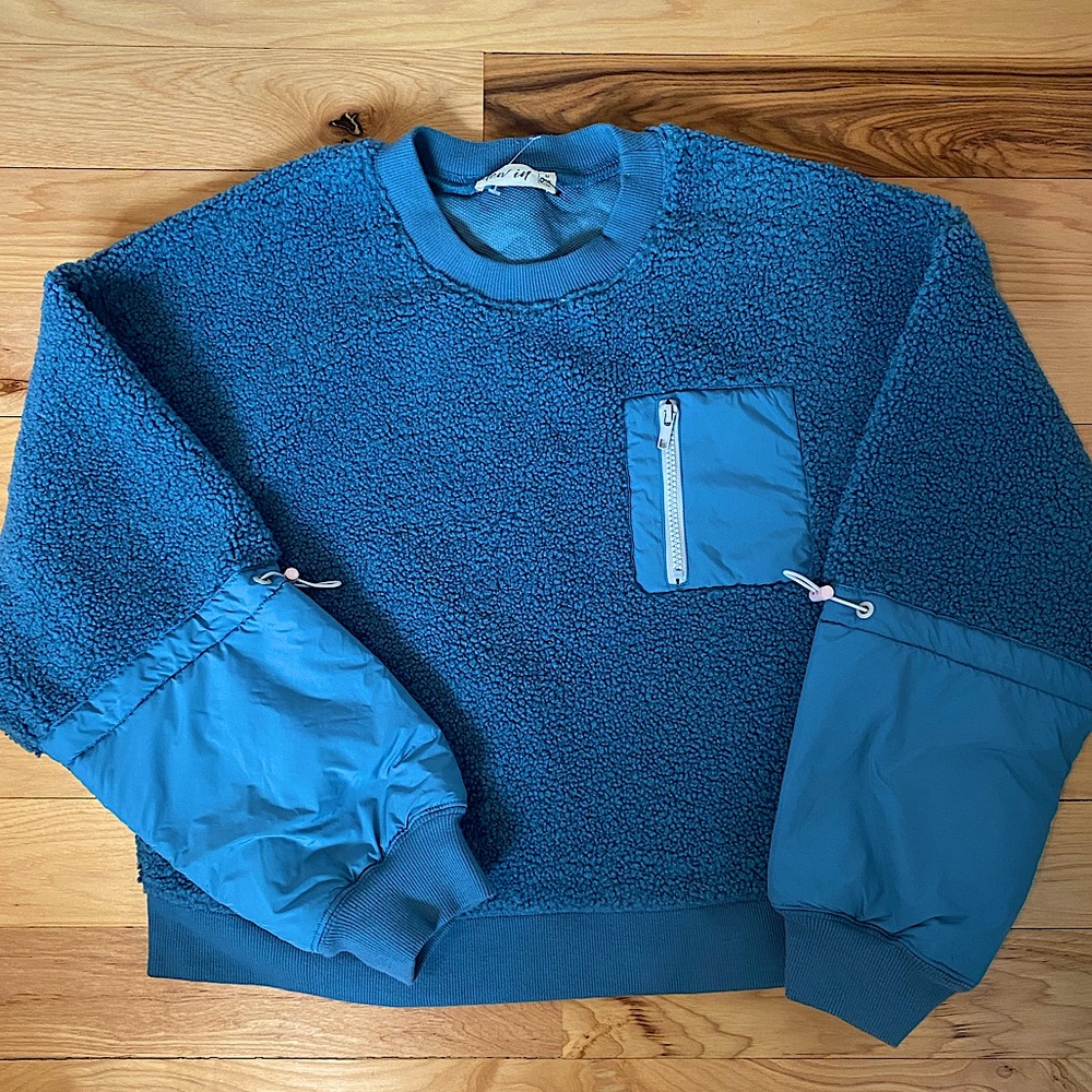 Fuzzy blue crewneck, size medium